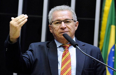 Câmara dos Deputados suspende sessão em homenagem a Assis Carvalho